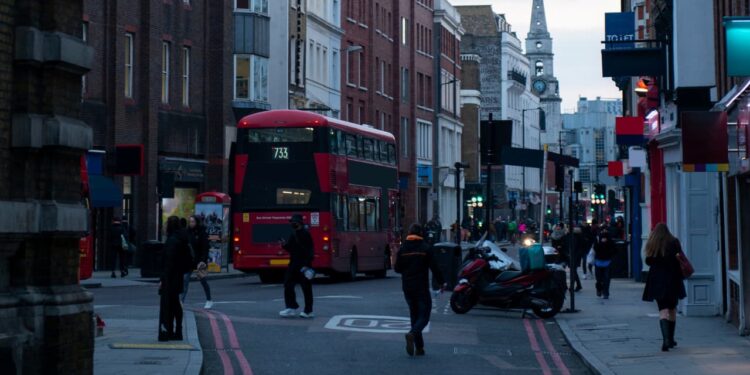 Reino Unido vai agilizar processo de residência para estrangeiros