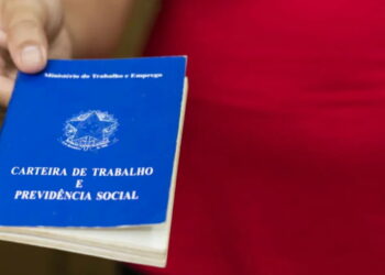 Vagas de carteira assinada no Brasil encolhem 20% em 2025