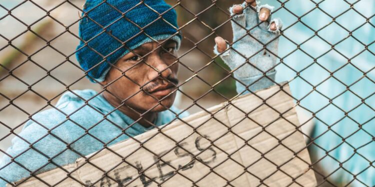 Reino Unido: Imigrantes irregulares serão submetidos a revistas mais rigorosas