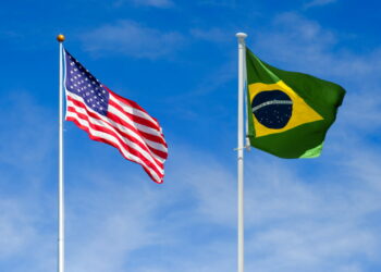 Brasil ou EUA? Em qual país é melhor ser pobre em 2026?