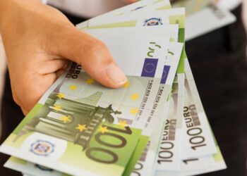 Países europeus anunciam aumento do salário mínimo para visto de trabalho em 2026