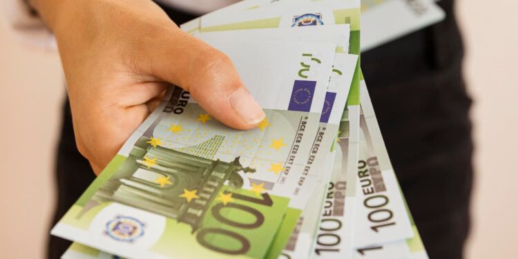 Países europeus anunciam aumento do salário mínimo para visto de trabalho em 2026