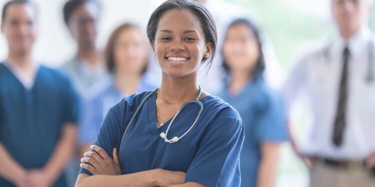 Política migratória deve agravar falta de profissionais de saúde nos EUA