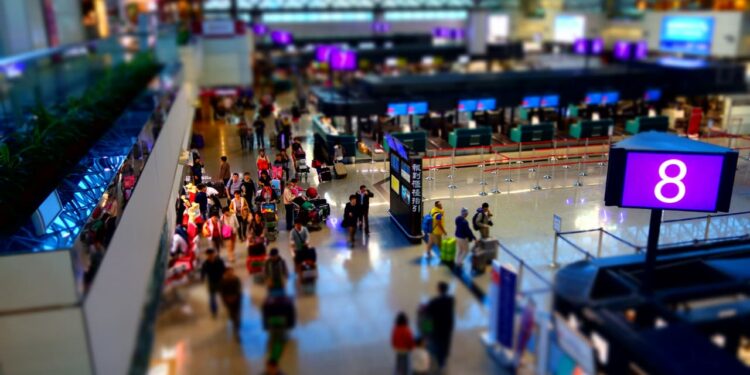 Pessoas no aeroporto — Foto: By Canva