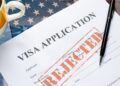 1 em cada 7 brasileiros teve visto americano recusado em 2025